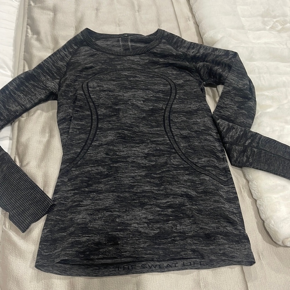 Women’s Lulu Lemon long sleeve top.sz M